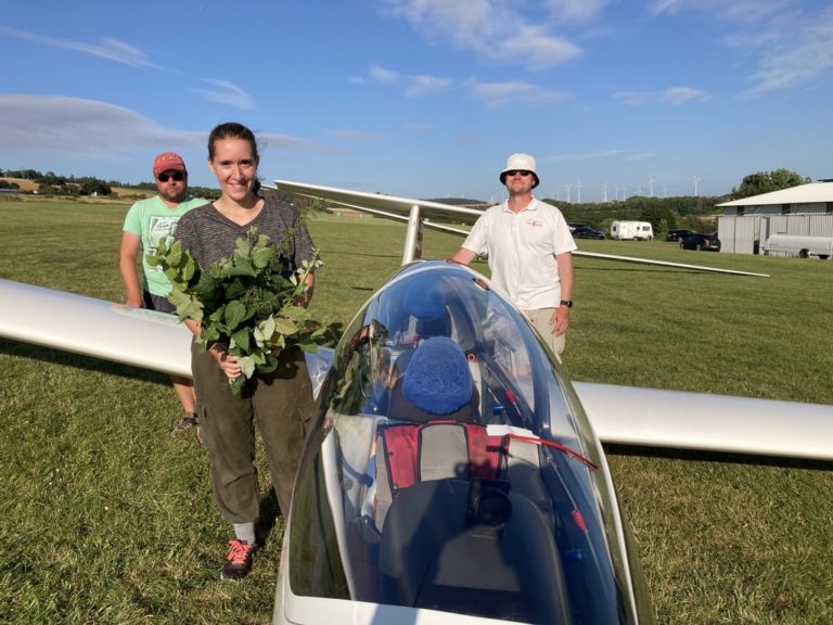 Ausbildungsleiter Fabian (links), Hannah mit ihrem "Blumenstrauß" und Thomas (rechts) vor dem Twin.