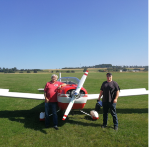 Flugschuler rank Wasmuth nach erfolgreicher Prüfung