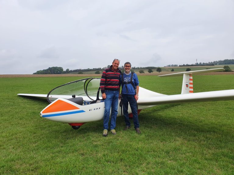 Ralf nach der Landung mit seinem Prüfer